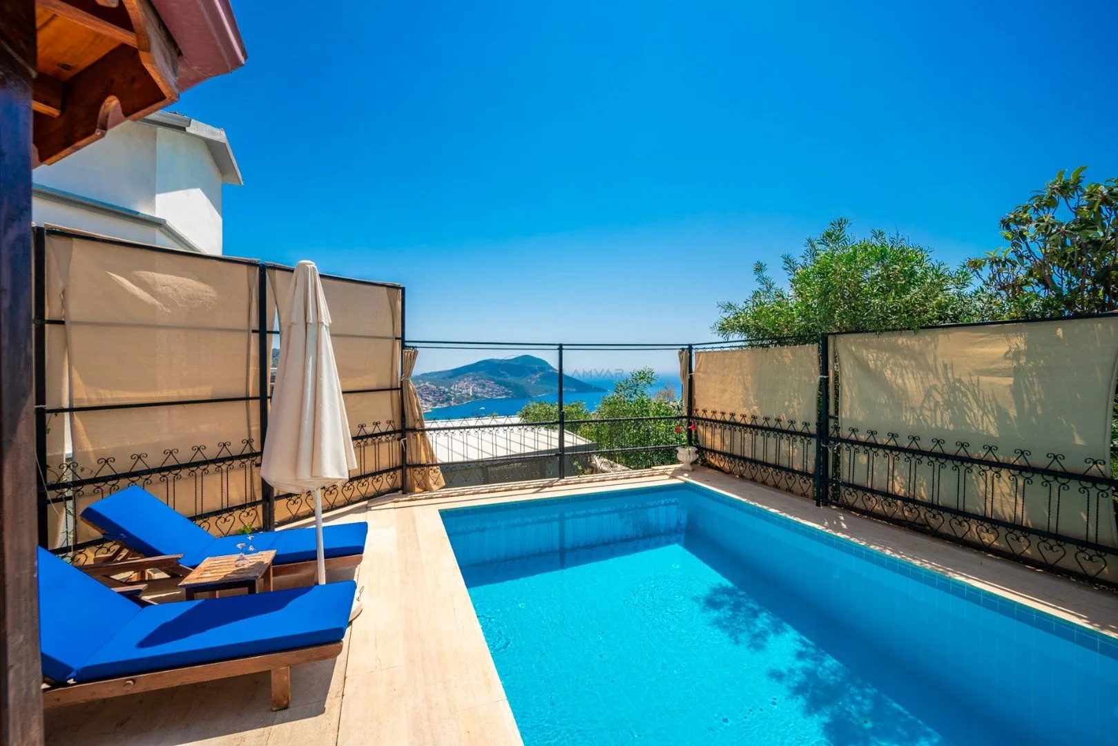 Hemrah Villa Swan
