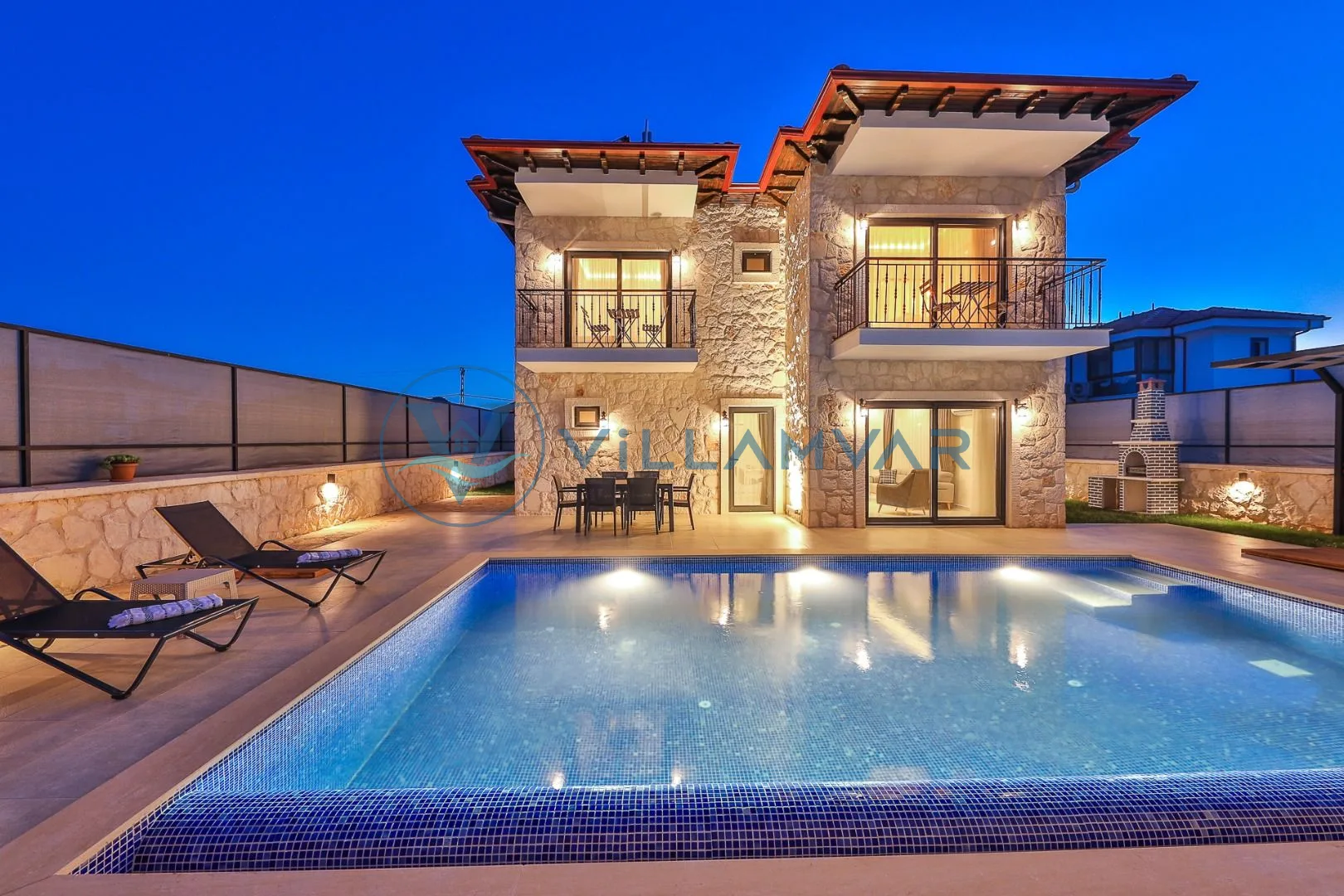Villa Kaşlı 2 - Havuz ve iki katlı taş villanın akşam görünümü