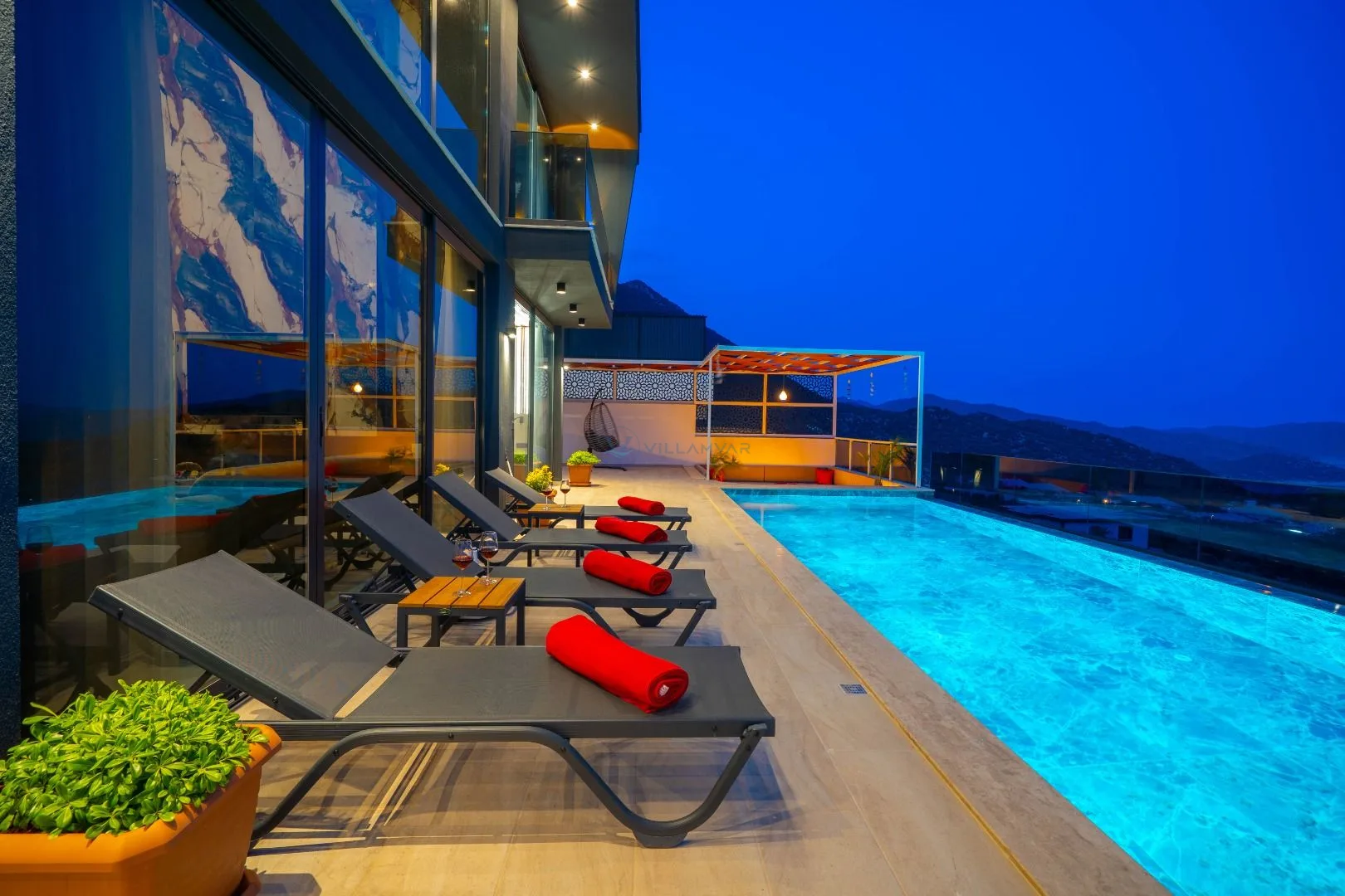 Villa Black Dark