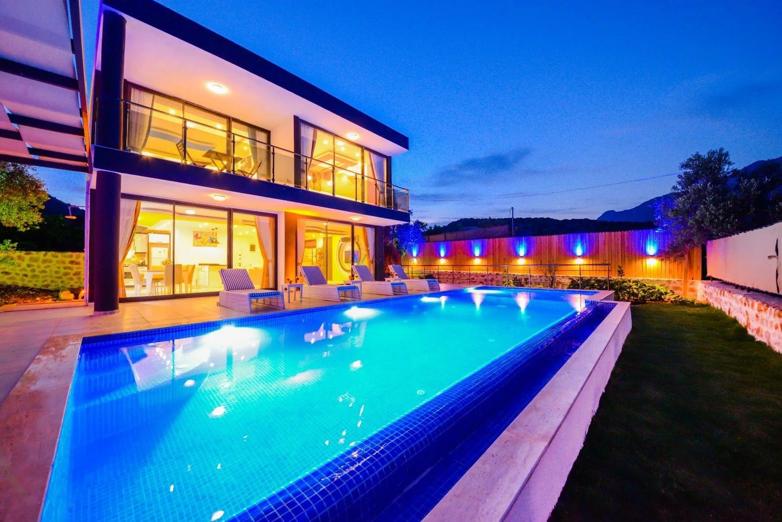 Villa Black Rose