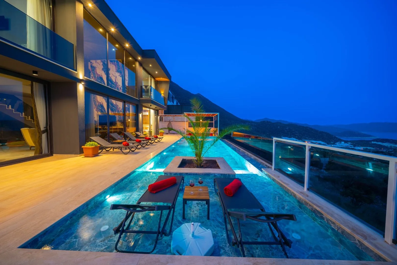 Villa Black Dark