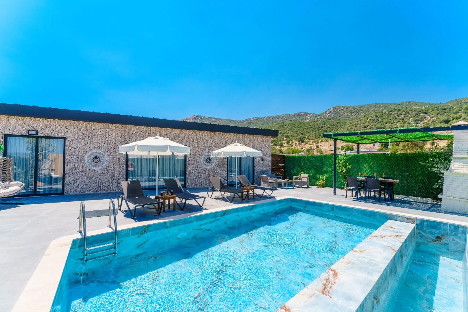 Villa Sarı