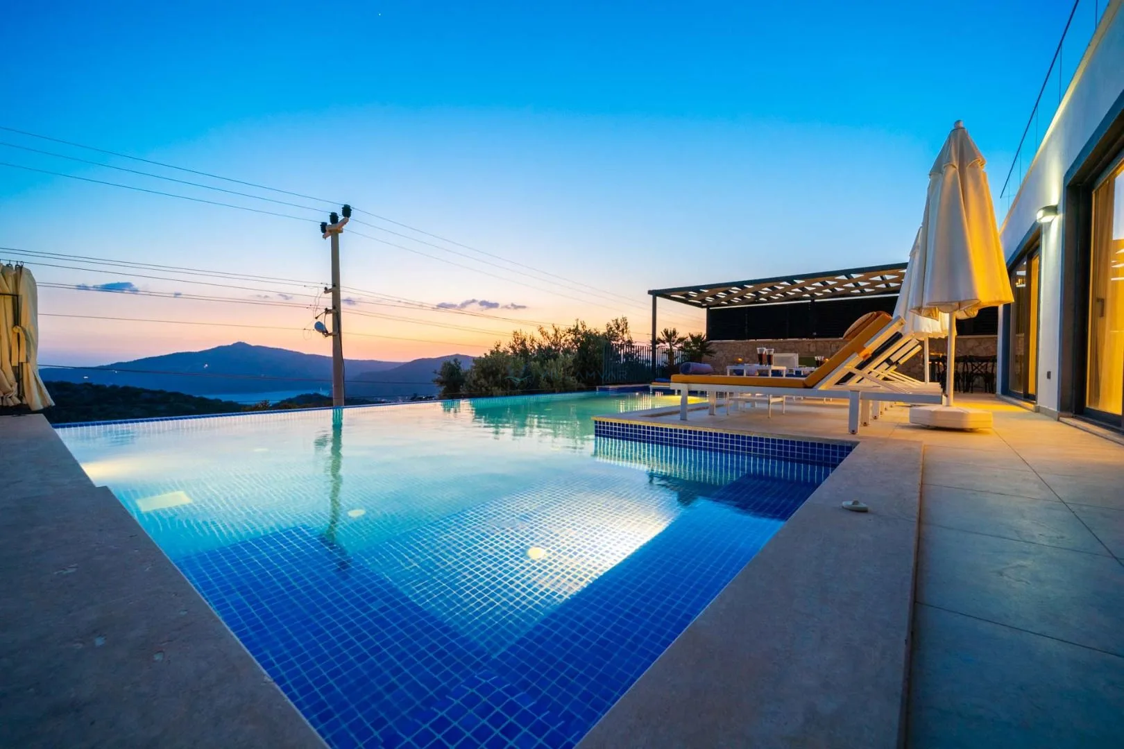 Villa Thera Seis
