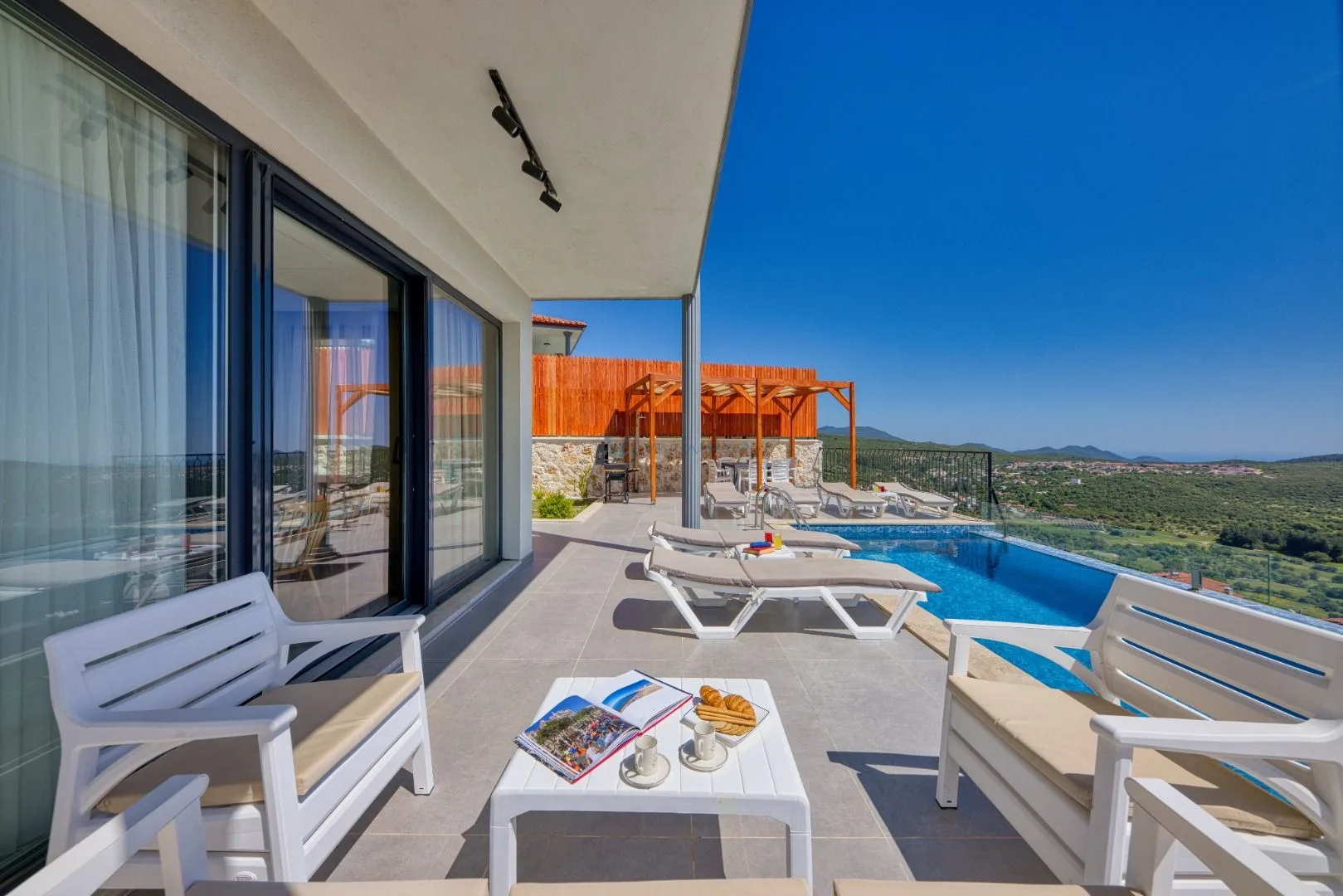 Villa Stranger 4