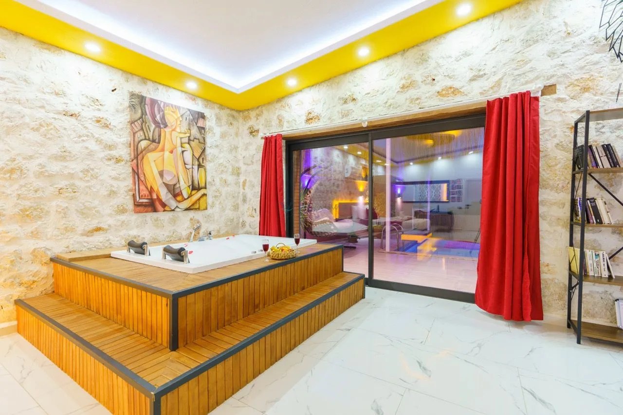 Villa Mira Queen
