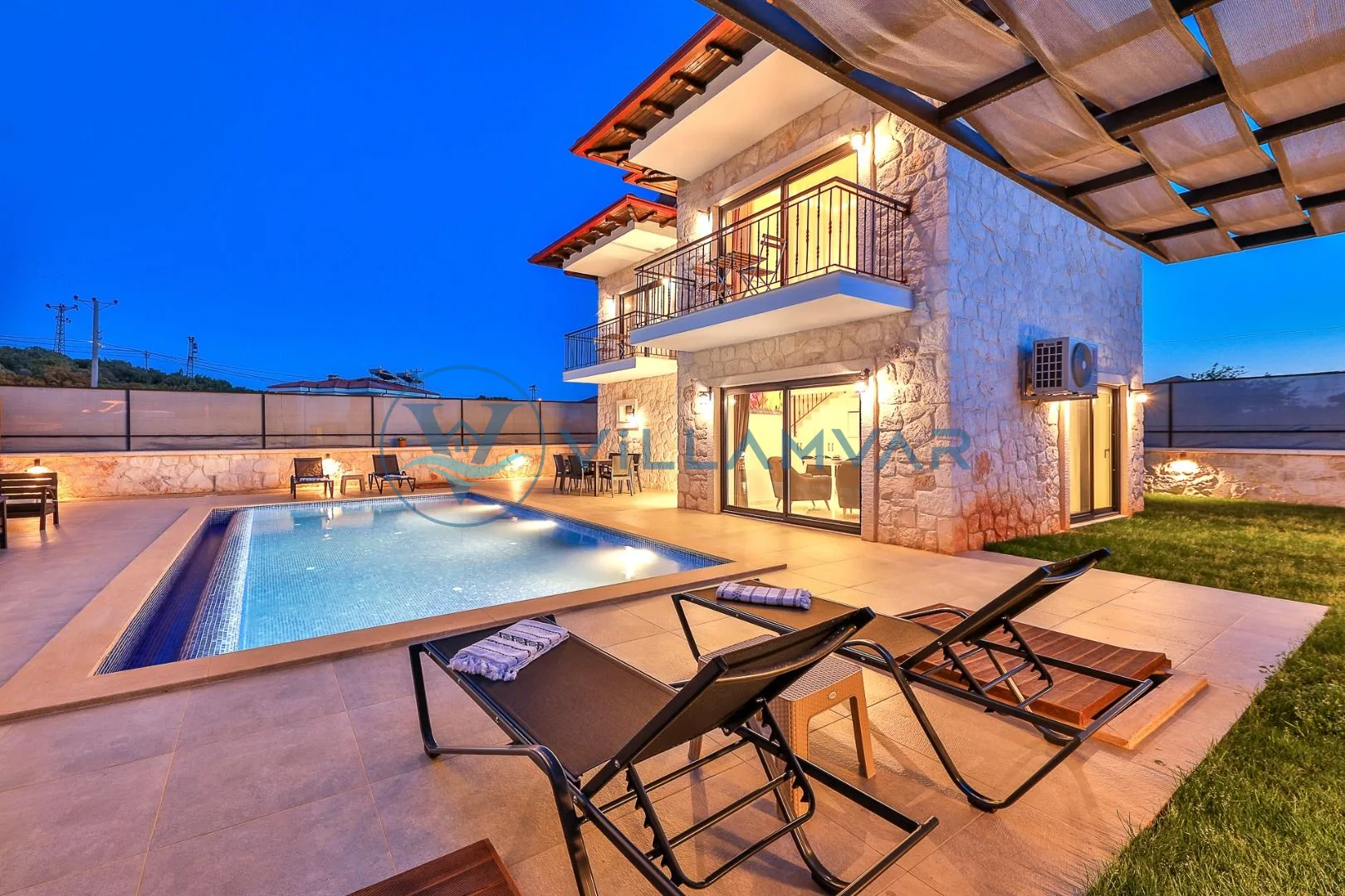 Villa Kaşlı 2 - Havuz başında şezlonglar ve pergola gölgeliği