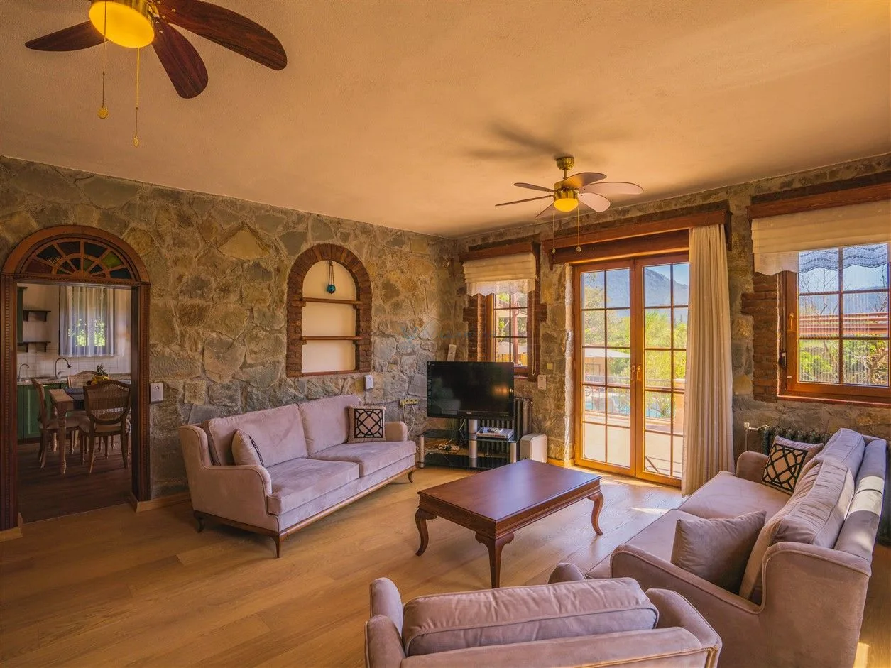 Villa Rock Home