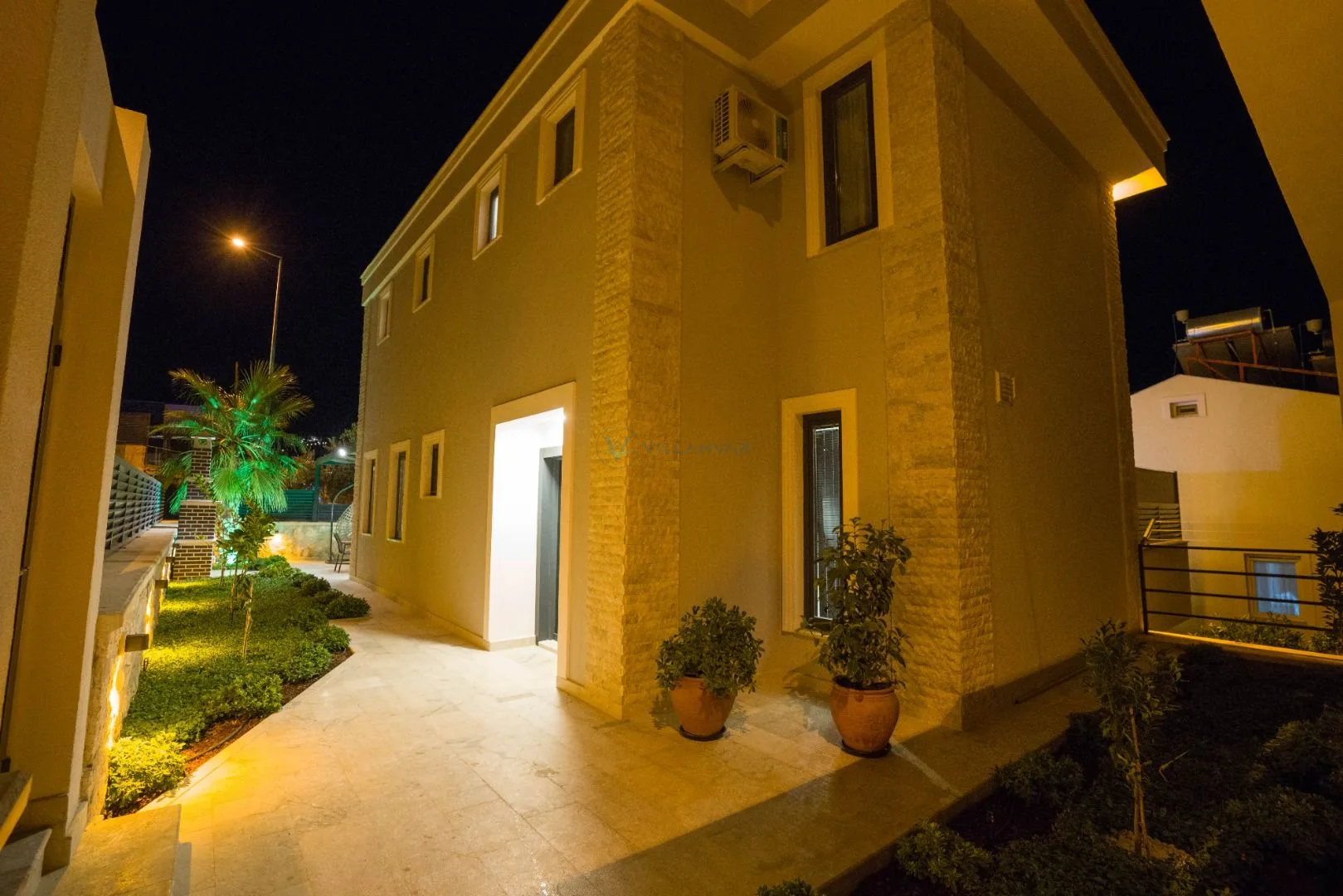 Villa Moonset
