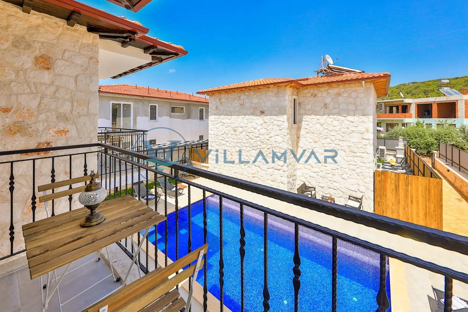 Villa Kaşlı 2 - Balkondan havuz ve bahçe manzarası