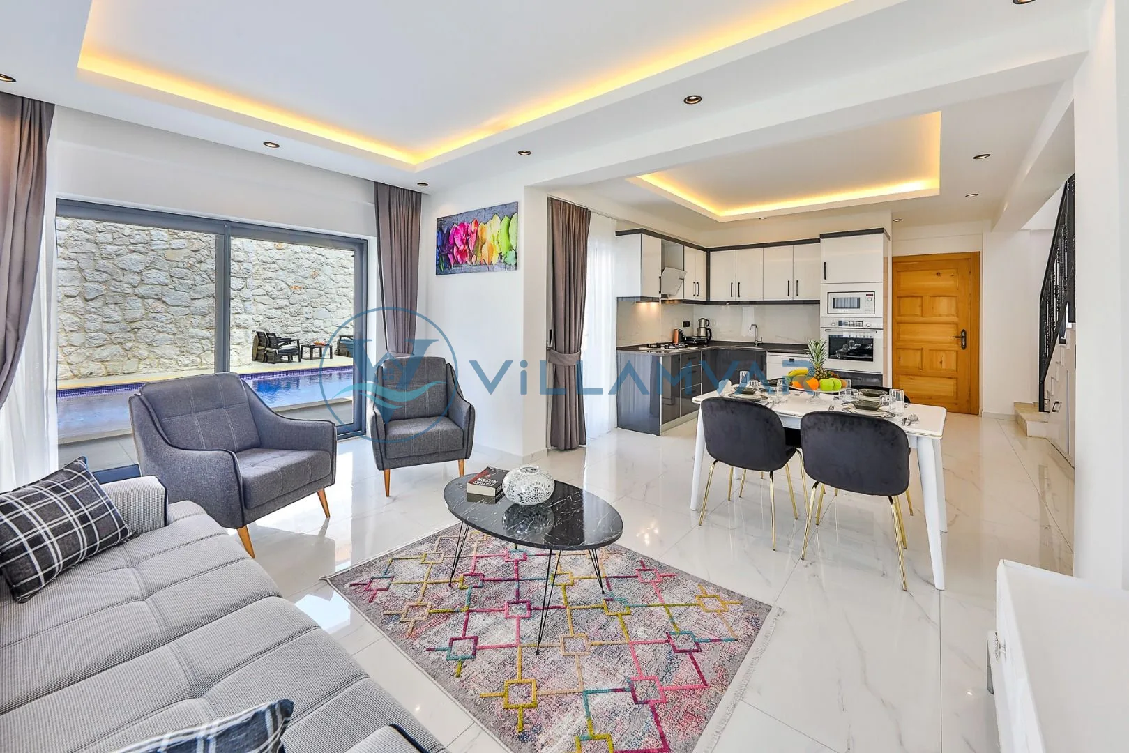 Villa Kaşlı 2 - Havuza açılan salon ve açık mutfak
