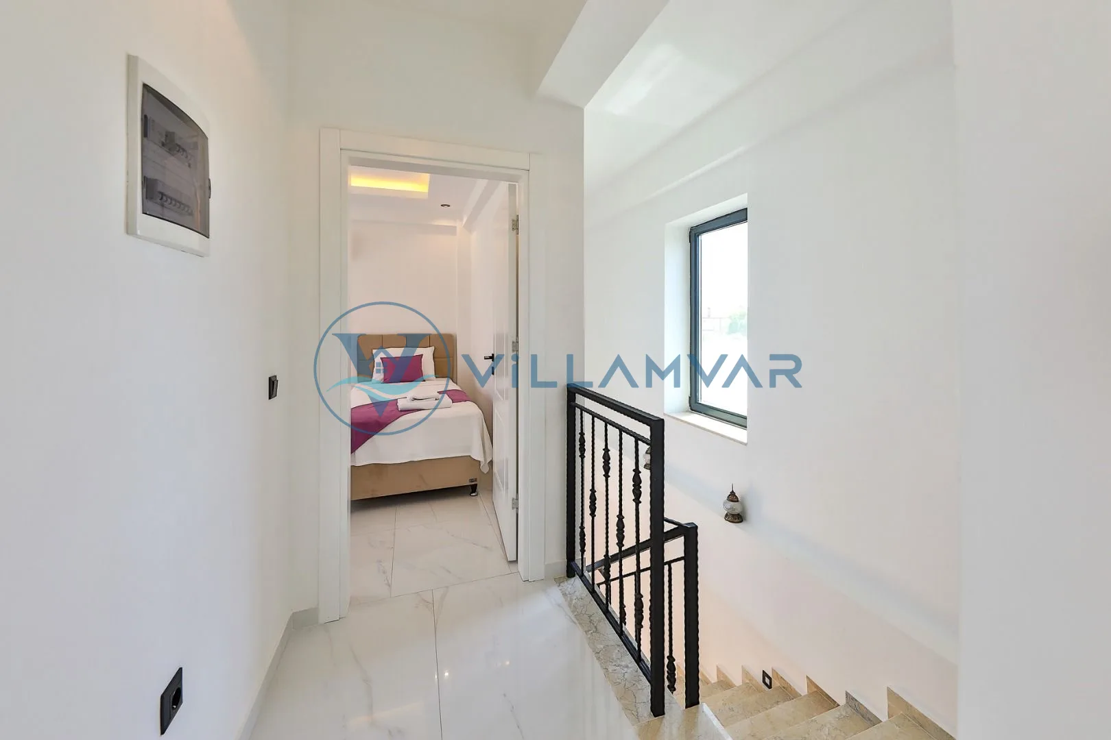 Villa Kaşlı 2 - Üst kat koridoru ve yatak odası girişi