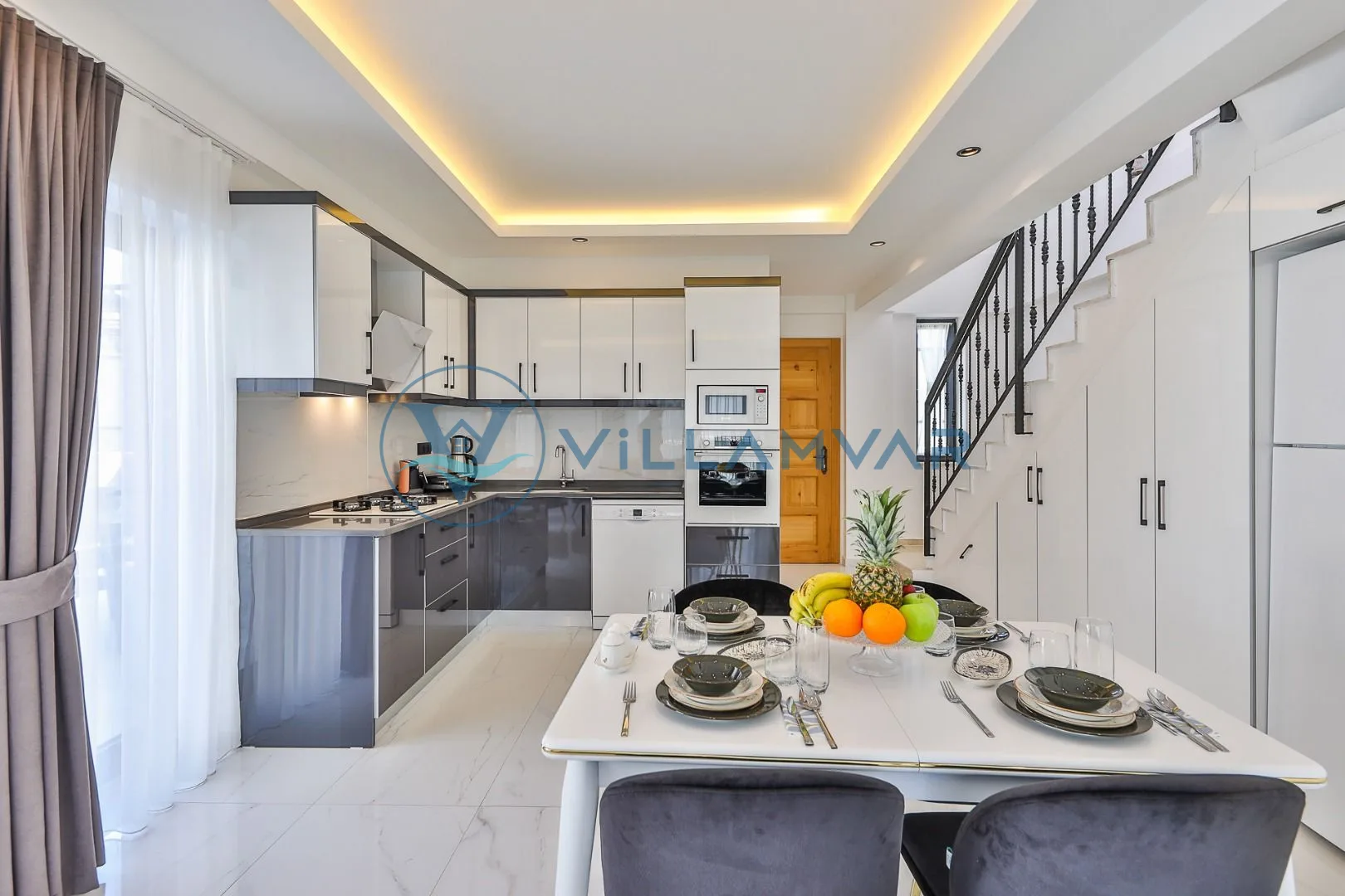 Villa Kaşlı 2 - Ankastre fırın ve bulaşık makinalı mutfak