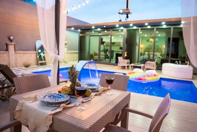 Crystal De-Luxe Villa