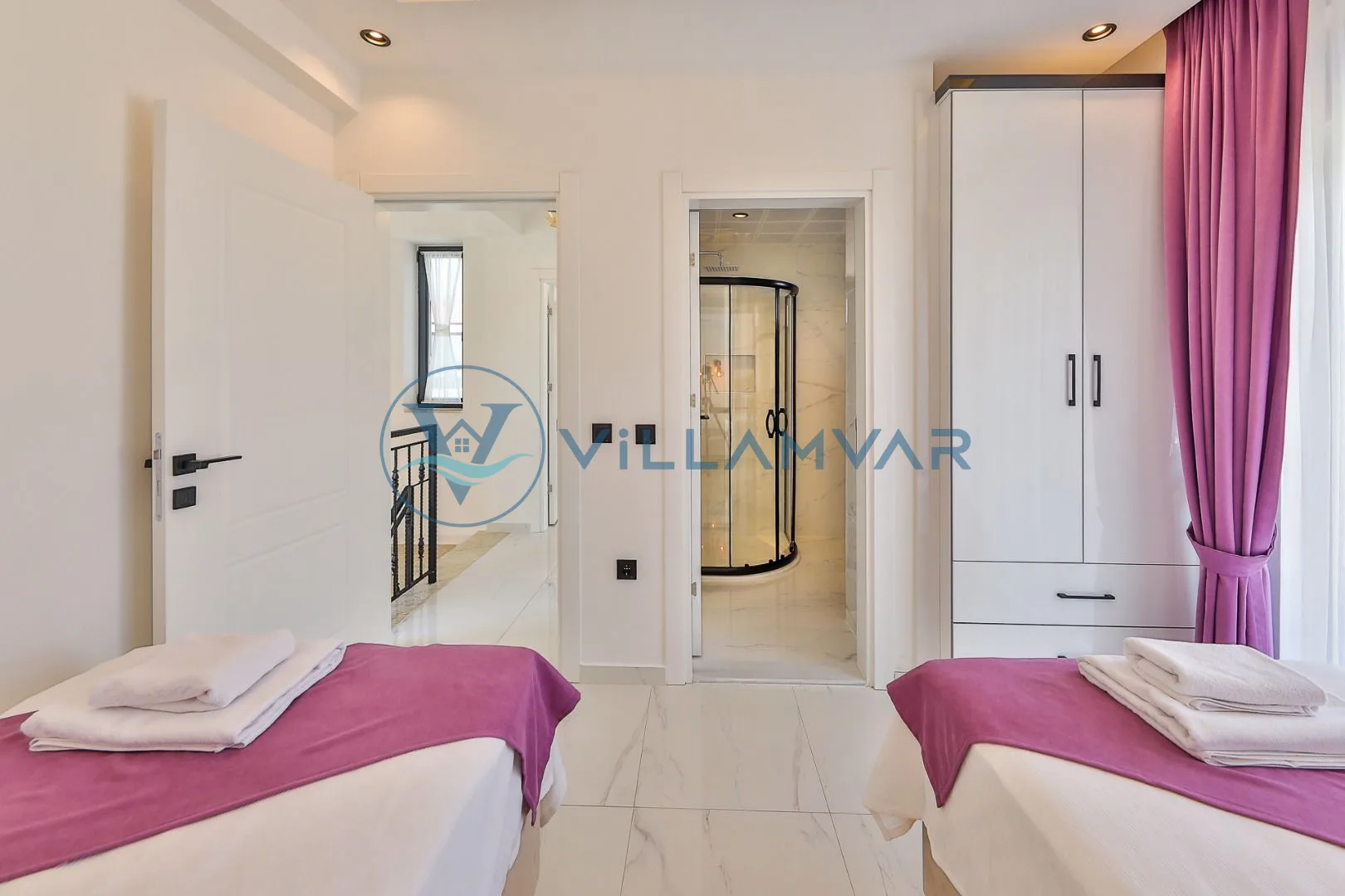 Villa Kaşlı 2 - Gardıroplu iki tek kişilik yataklı oda