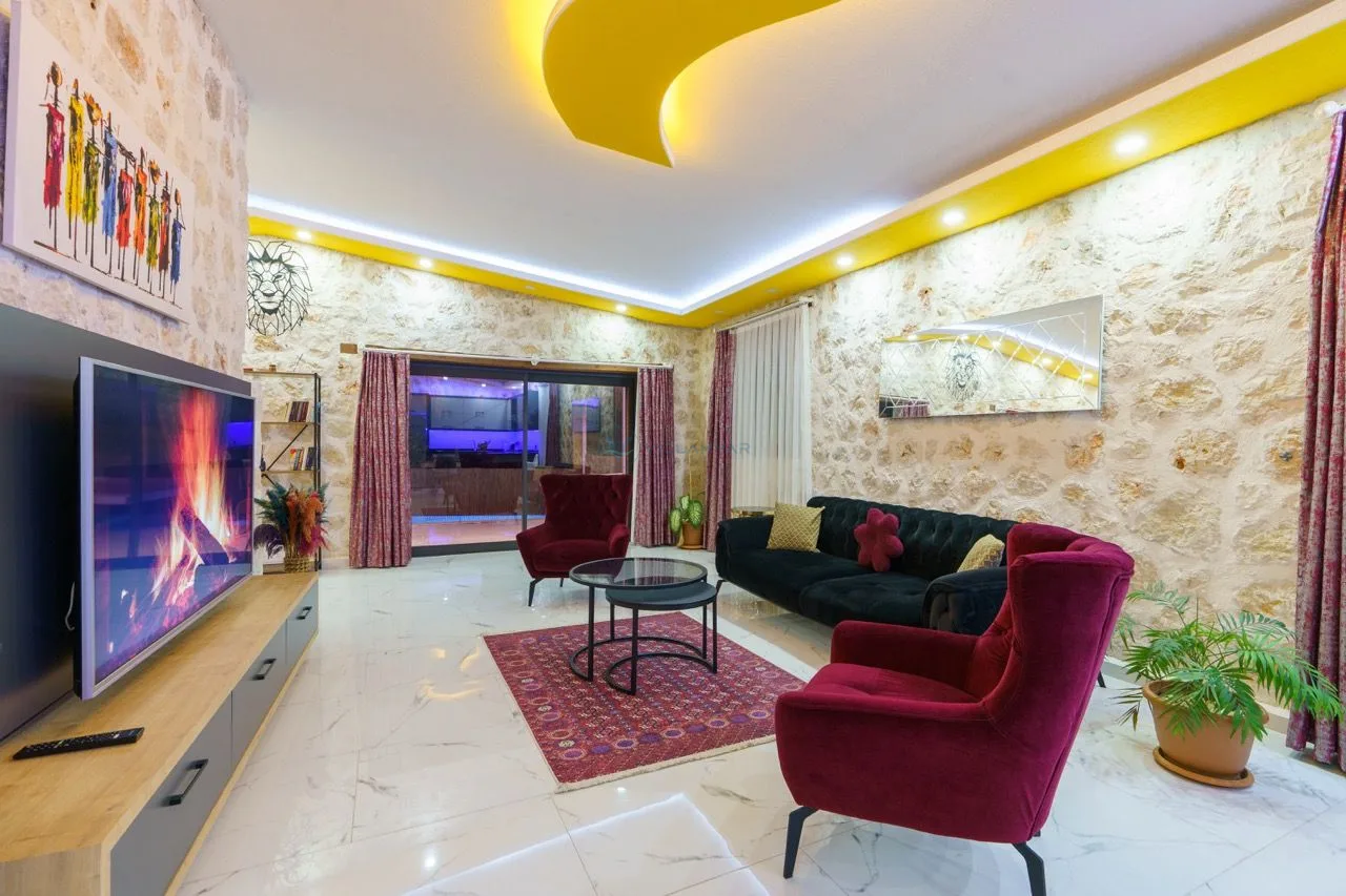 Villa Mira Queen