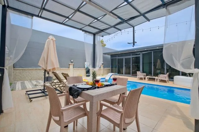 Crystal De-Luxe Villa