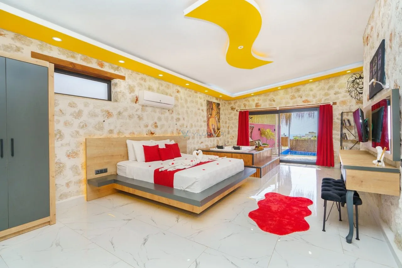 Villa Mira Queen