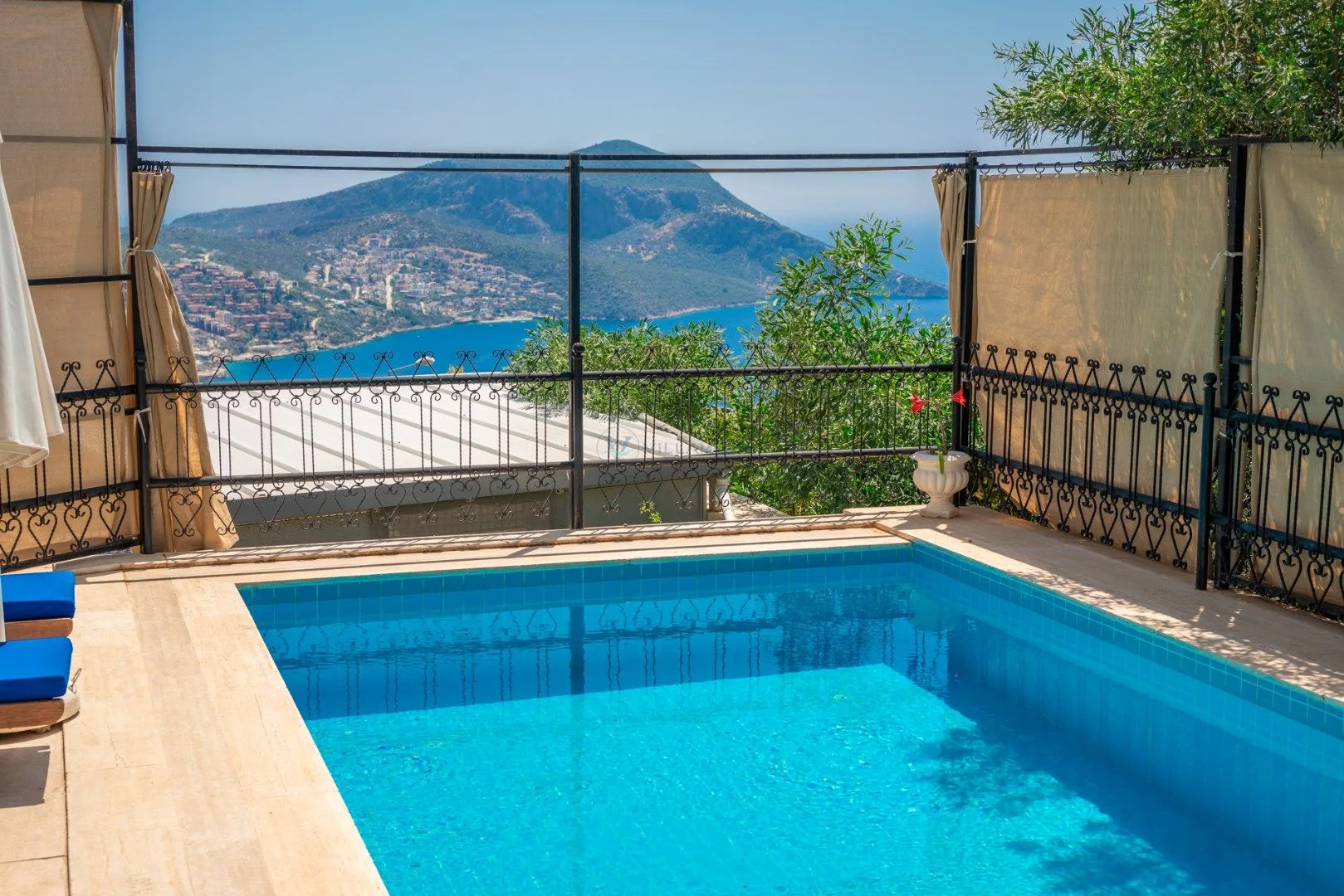 Hemrah Villa Swan