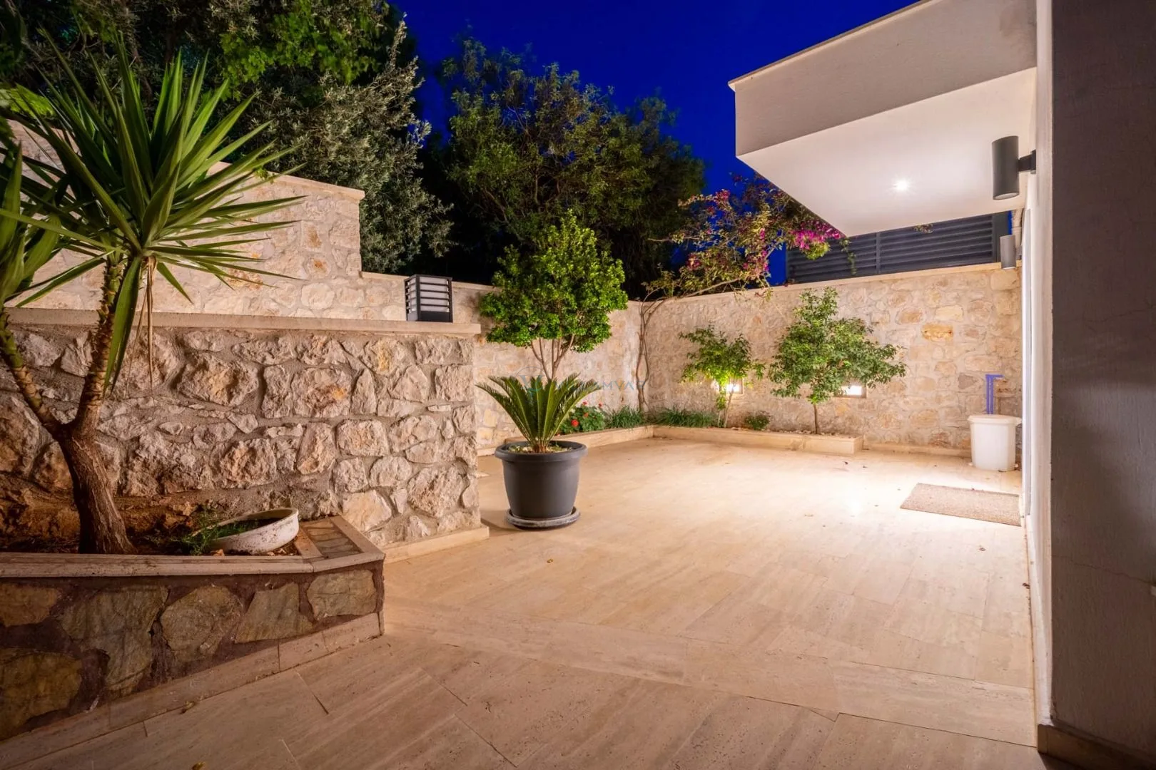 Villa Thera Seis