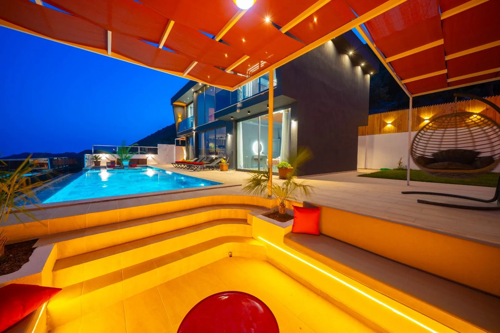 Villa Black Dark