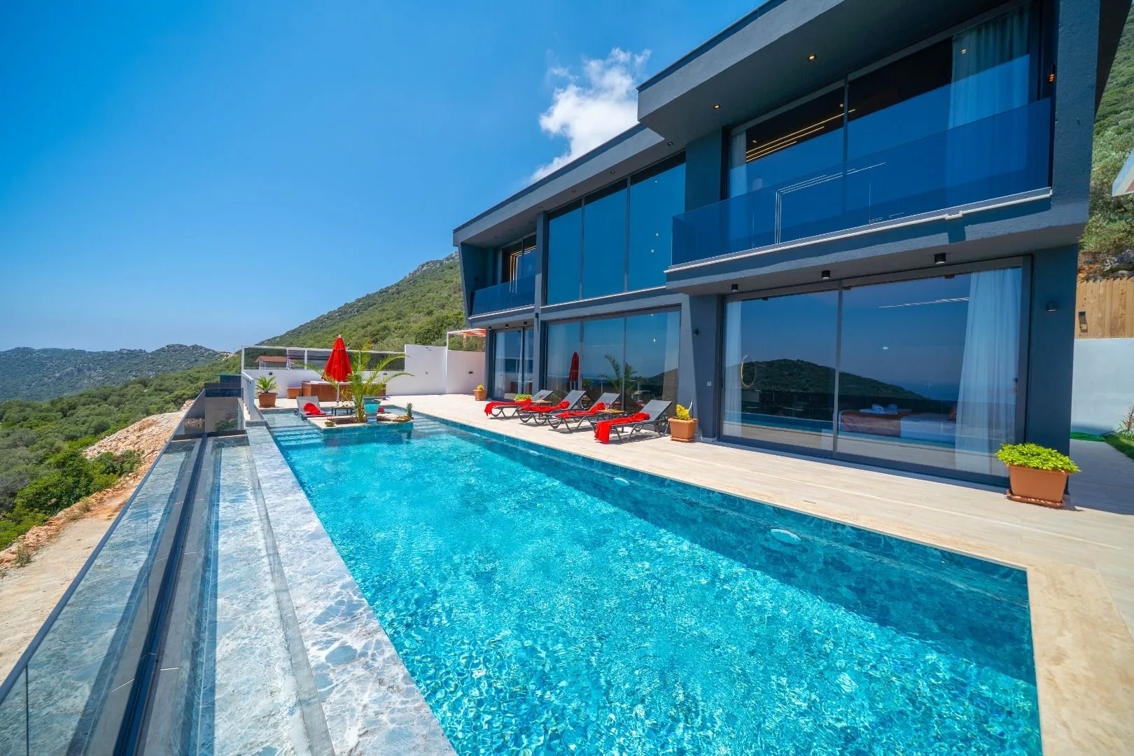 Villa Black Dark