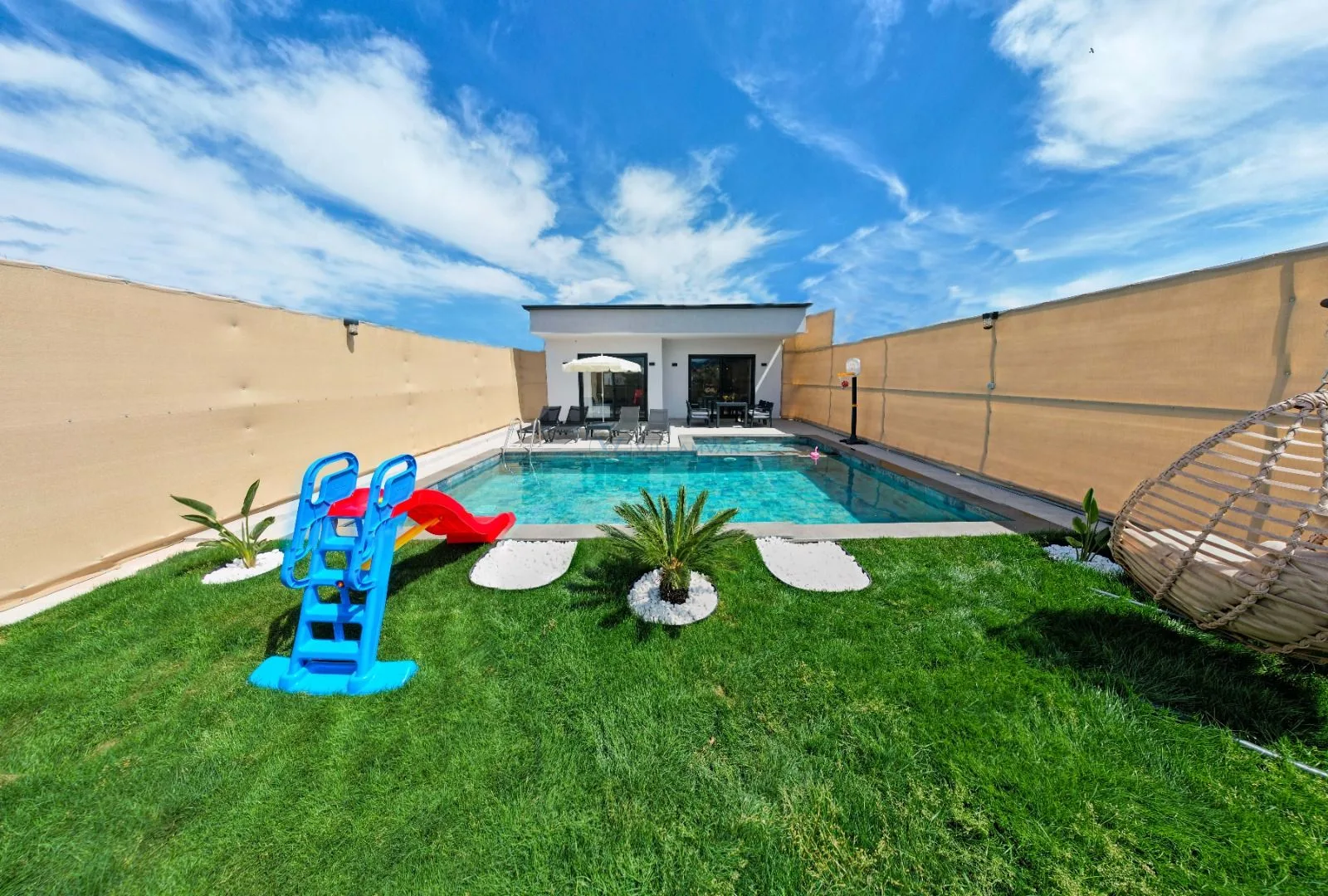Villa Sol LA