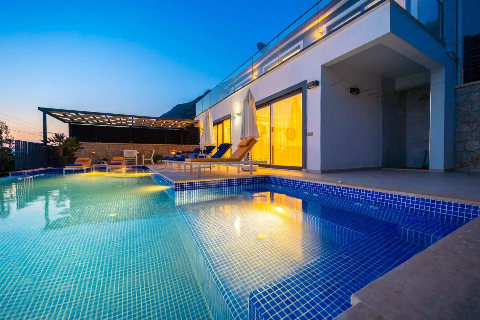 Villa Thera Seis