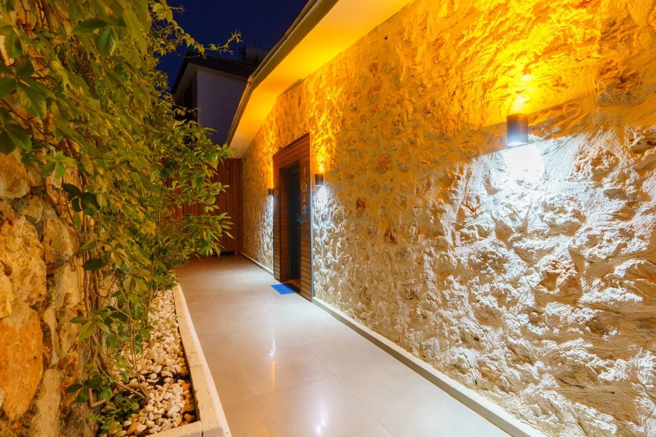 Villa Mira Queen