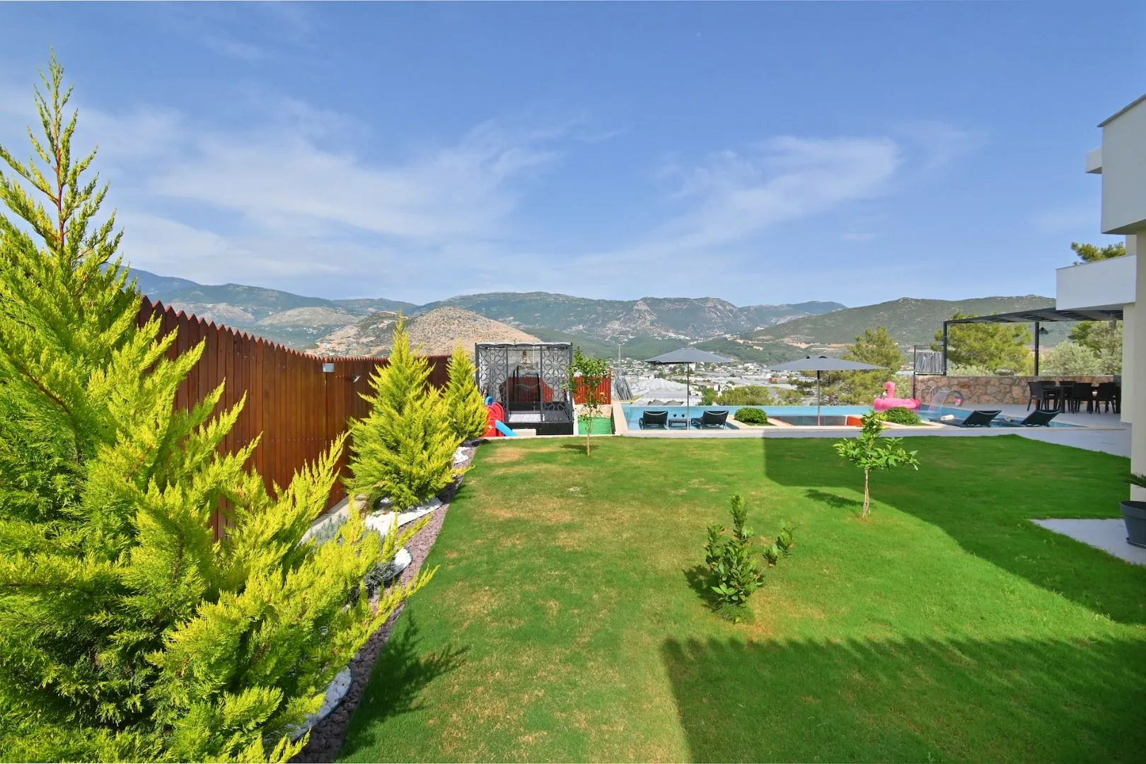 Villa Green House