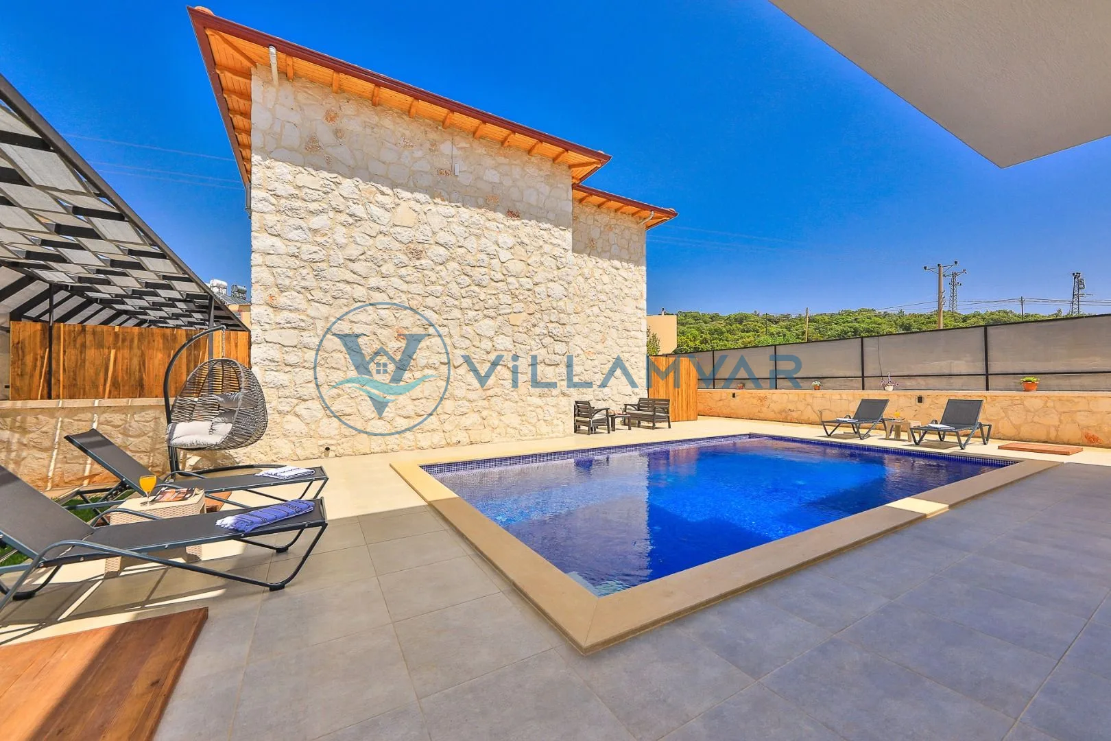 Villa Kaşlı 2 - Havuz kenarında asma salıncak koltuk