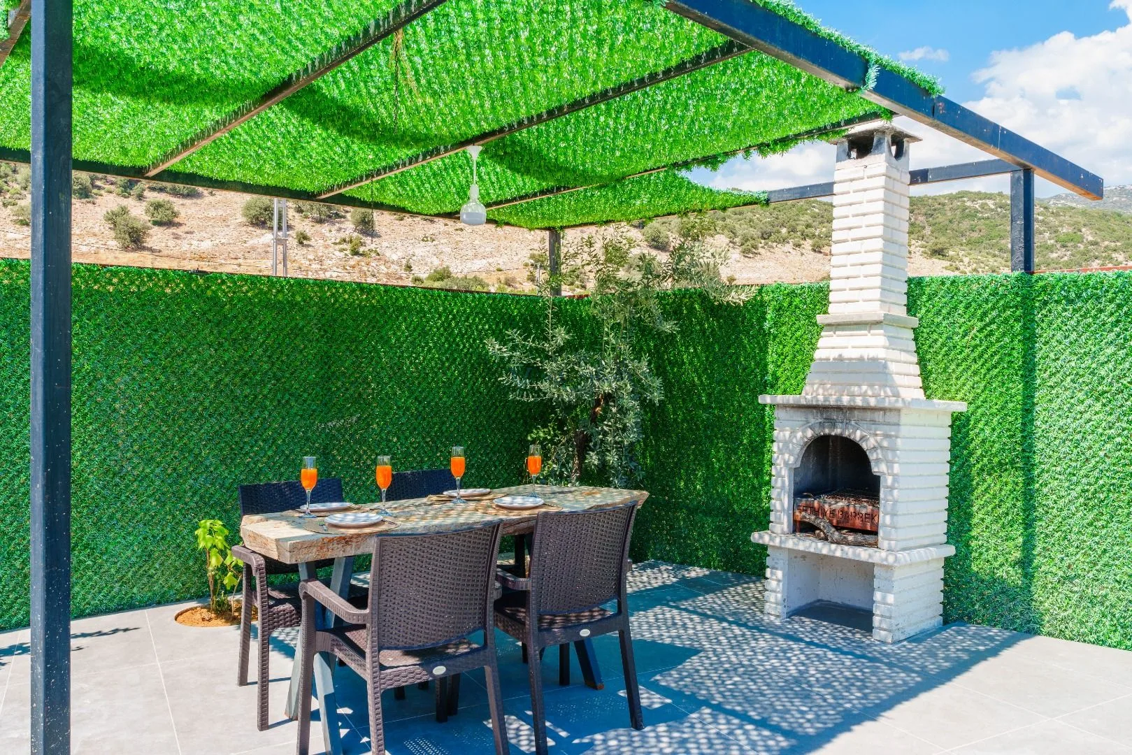Villa Sarı