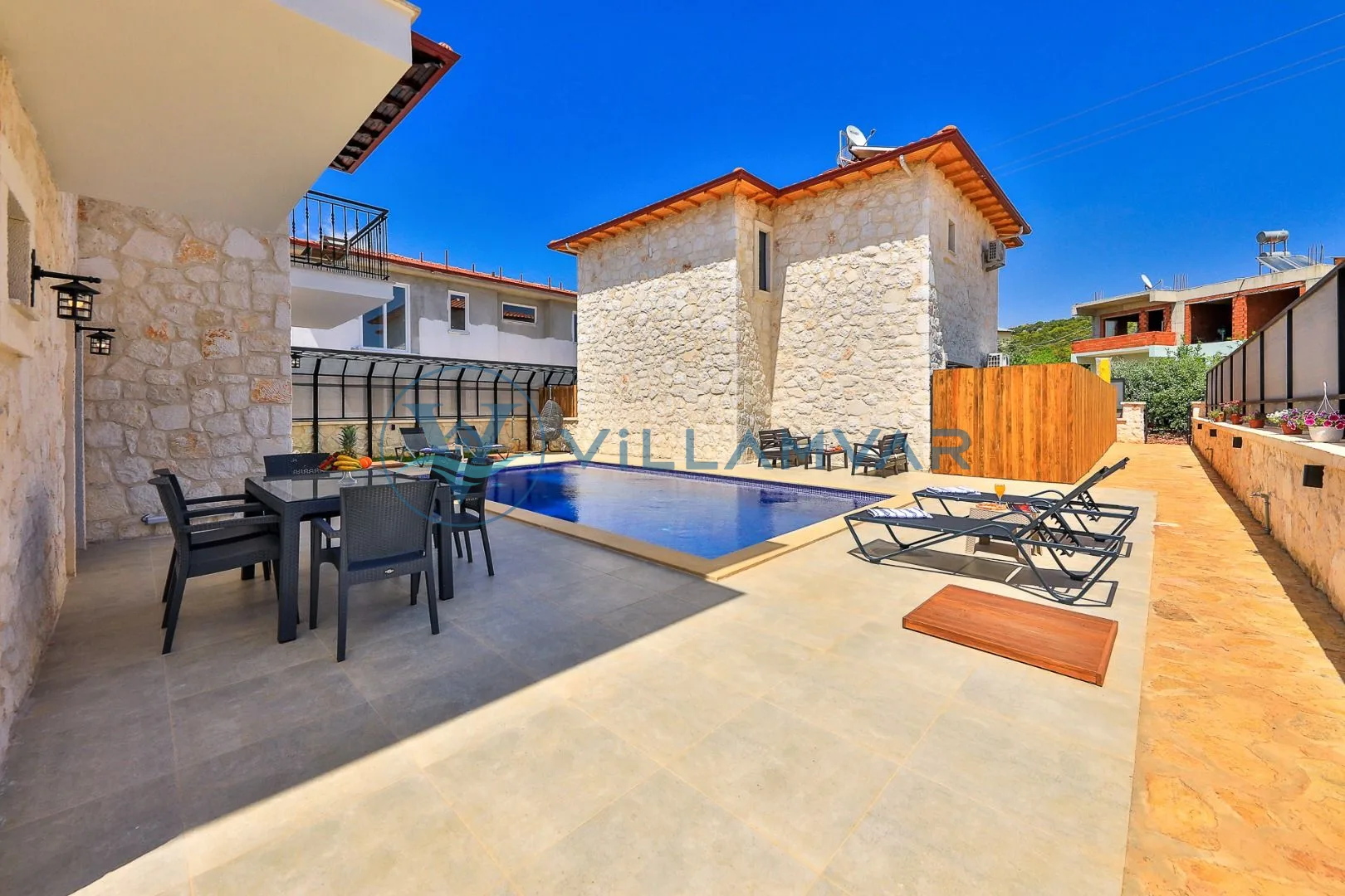 Villa Kaşlı 2 - Bahçede yemek masası ve havuz