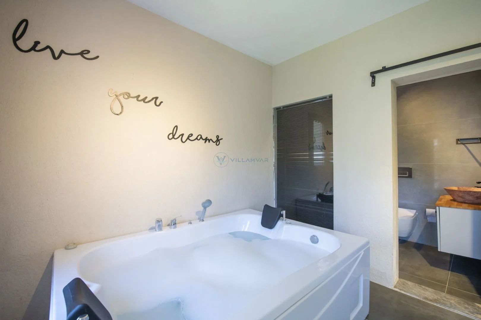 Villa Calvin Mini