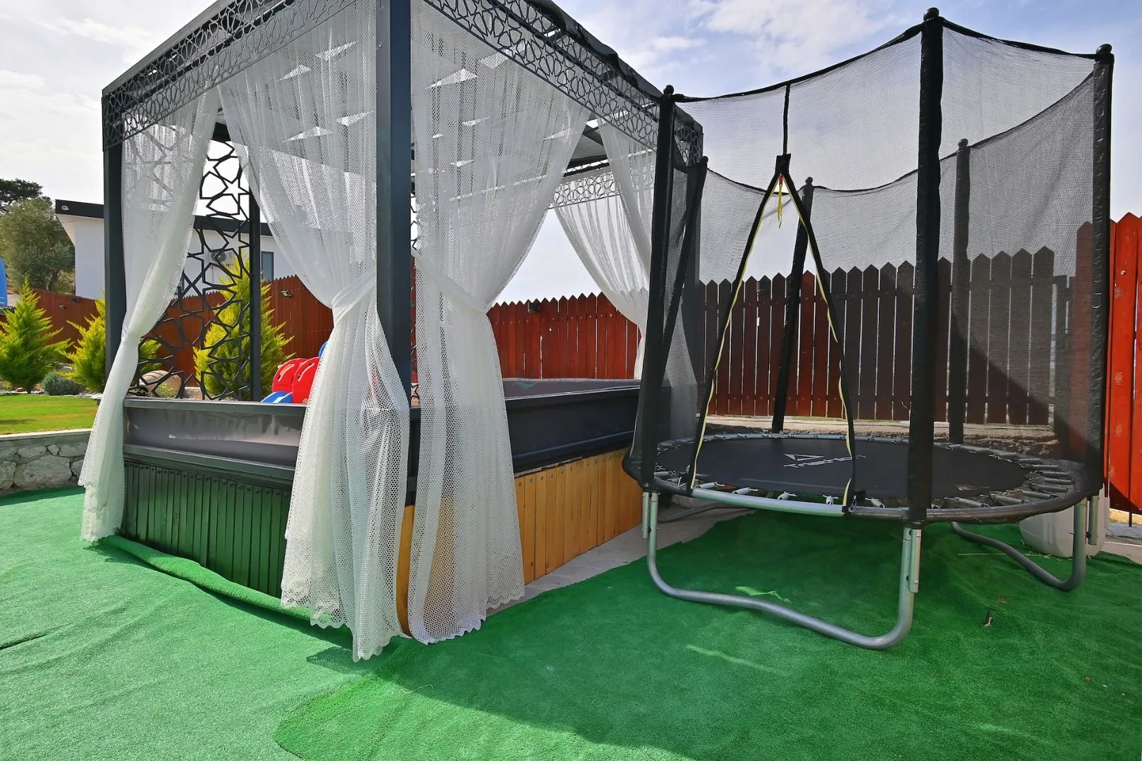 Villa Green House