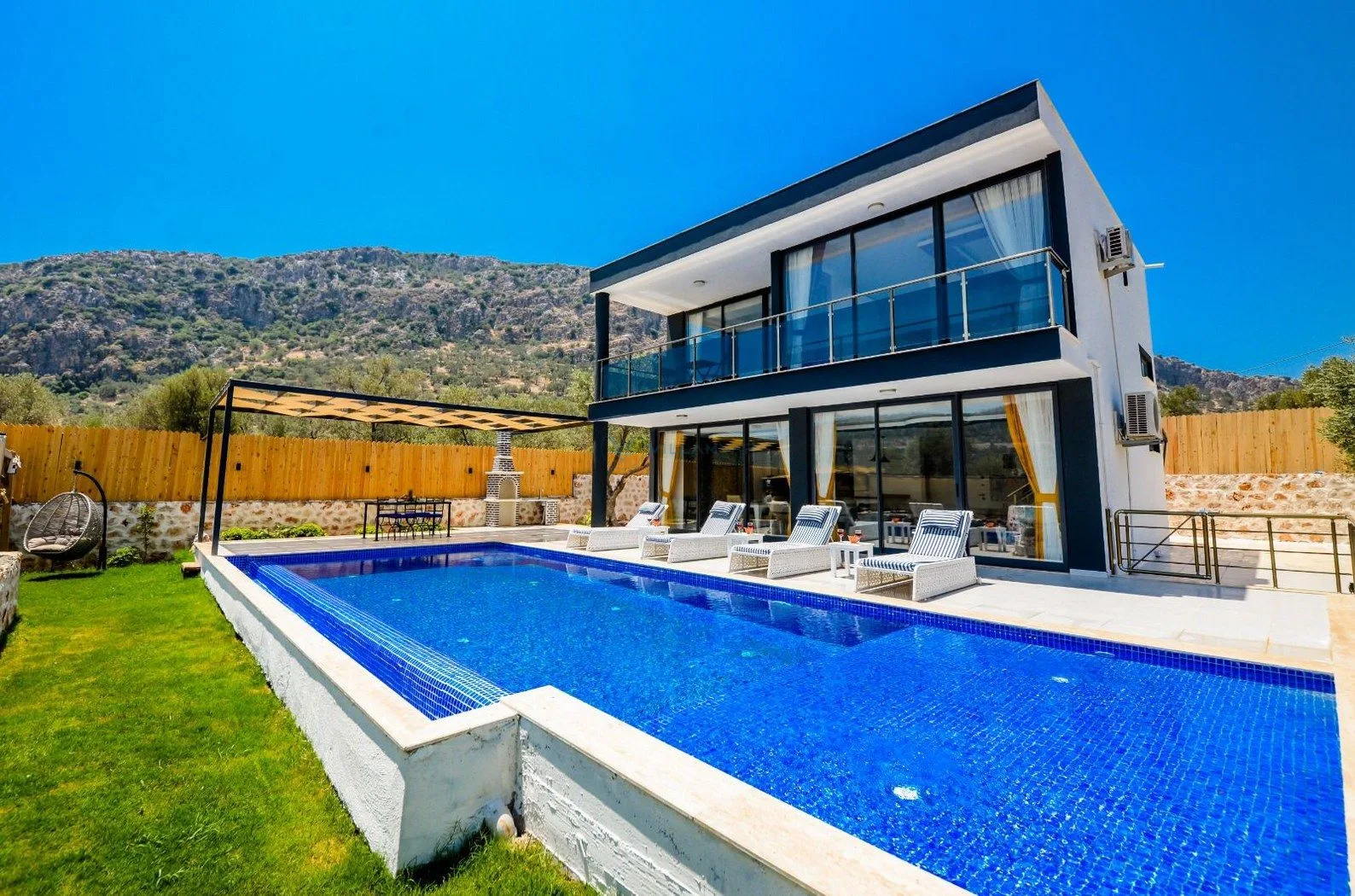 Villa Black Rose