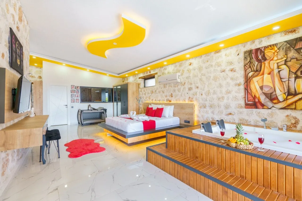 Villa Mira Queen