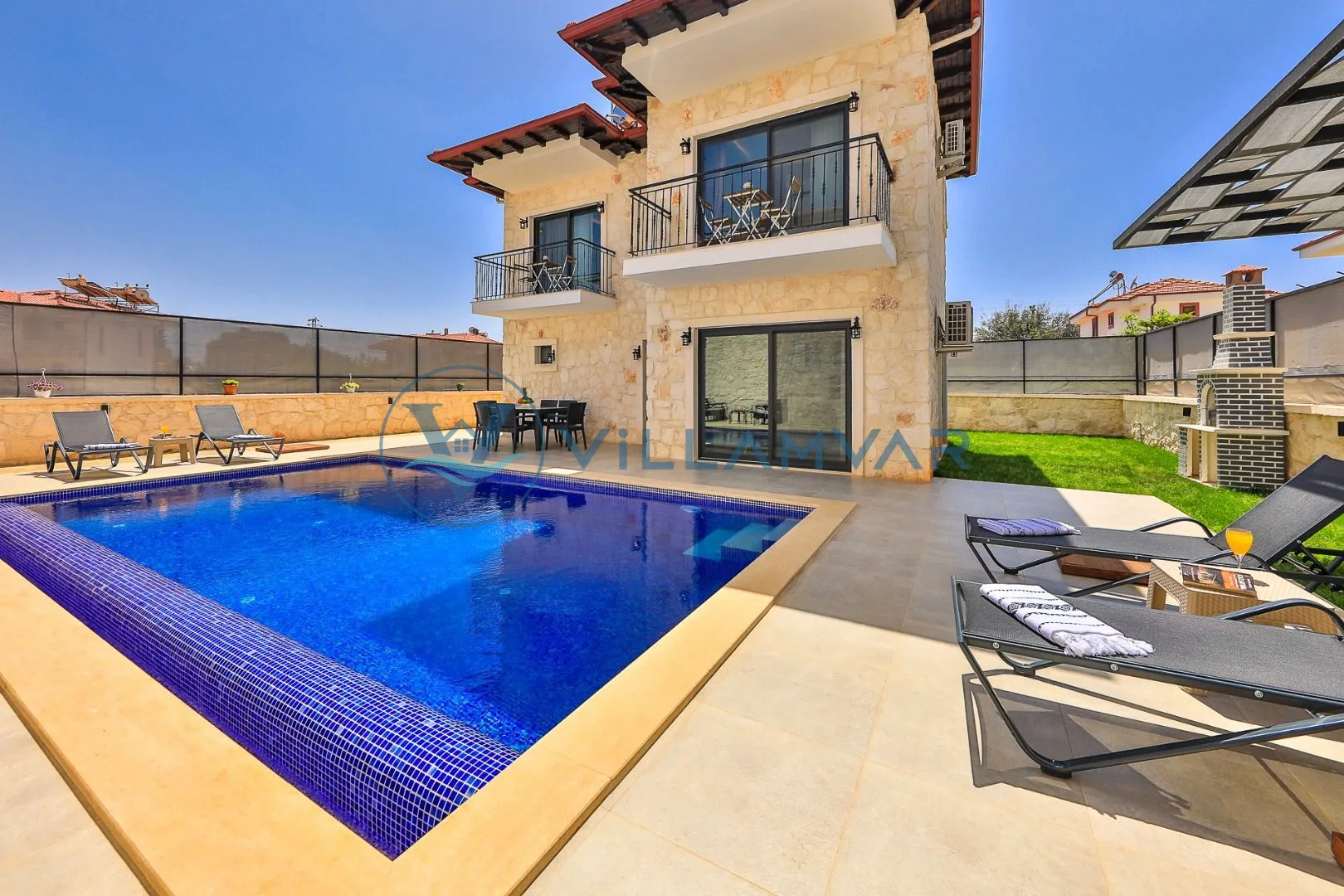 Villa Kaşlı 2 - Şezlonglu havuz ve çim bahçe