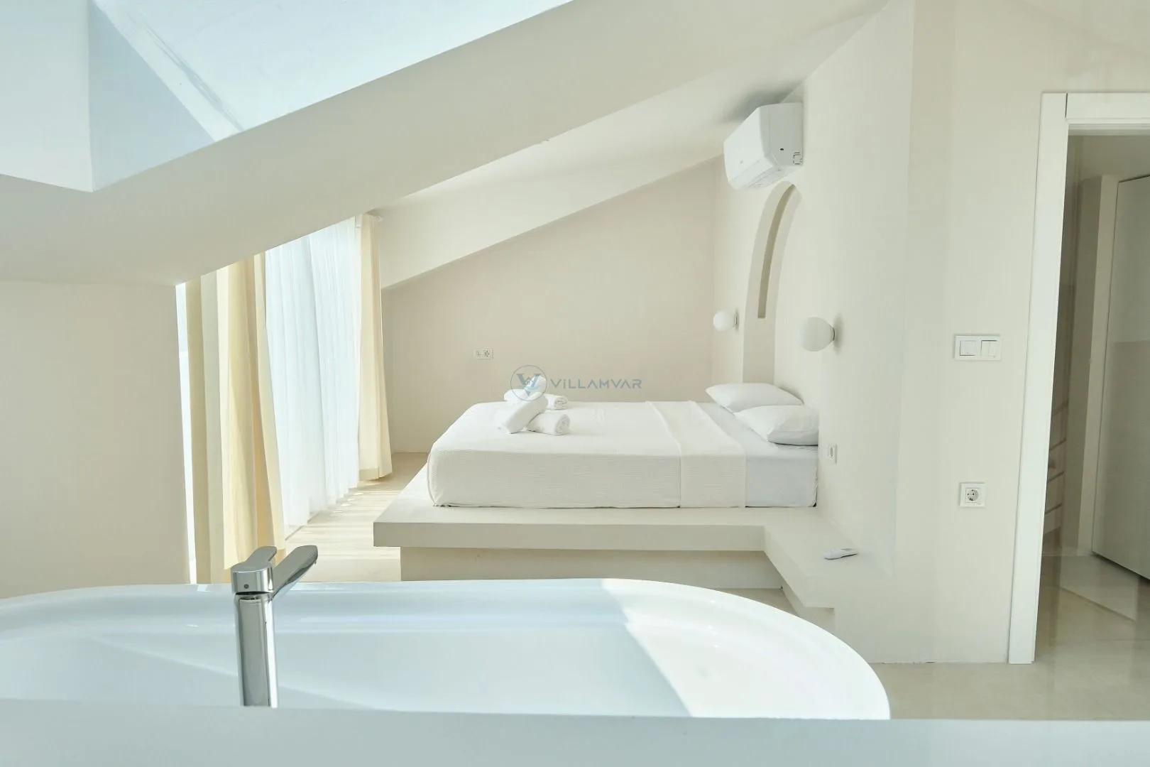 Villa Neonix