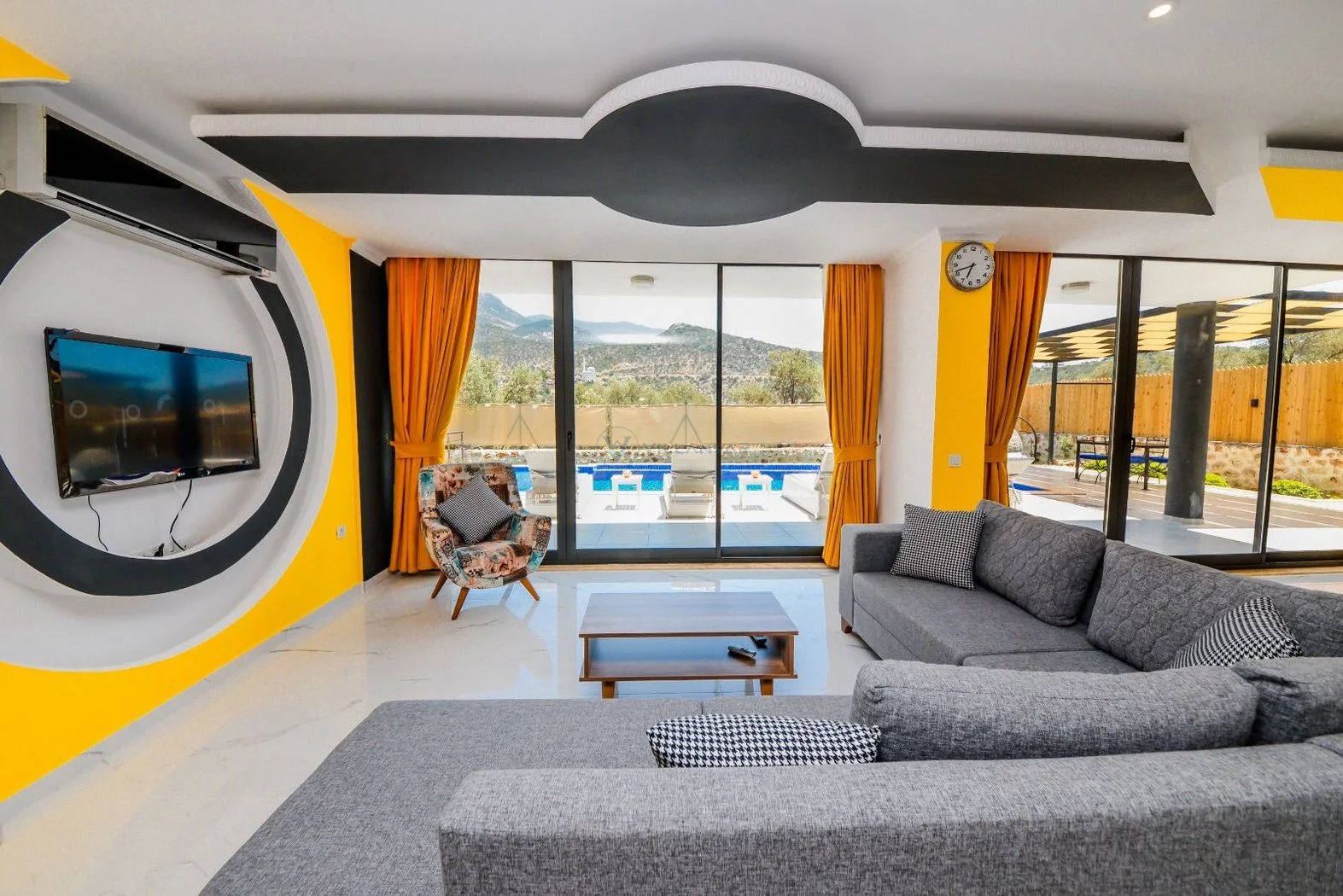 Villa Black Rose