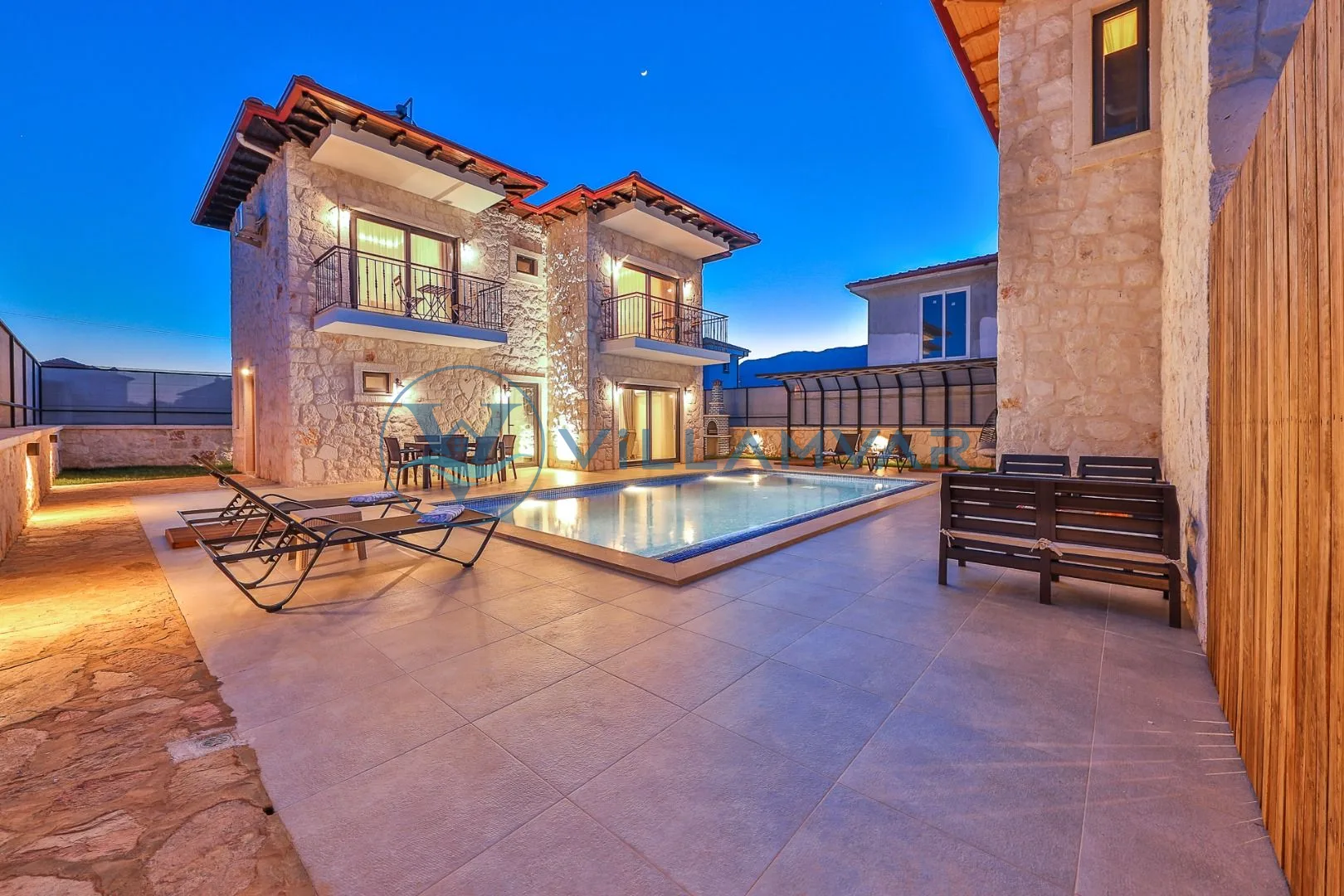 Villa Kaşlı 2 - Akşam ışıklarında taş villa ve özel havuz