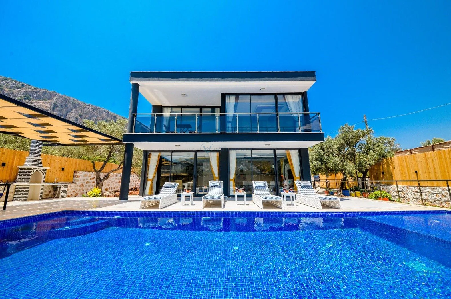 Villa Black Rose