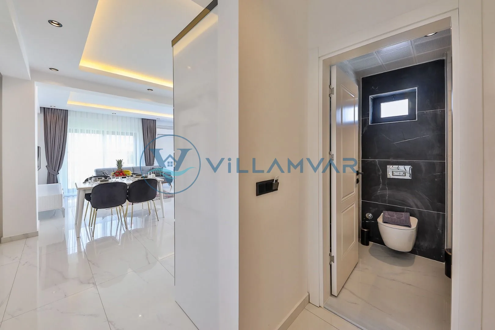 Villa Kaşlı 2 - Salondan misafir WC girişi