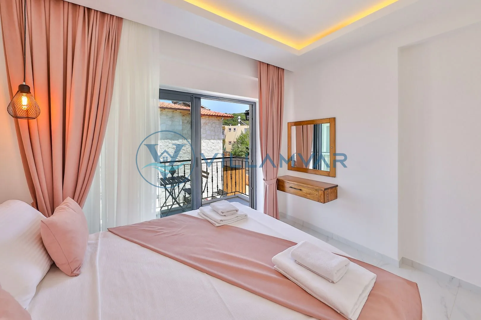 Villa Kaşlı 2 - Balkona açılan çift kişilik yatak odası