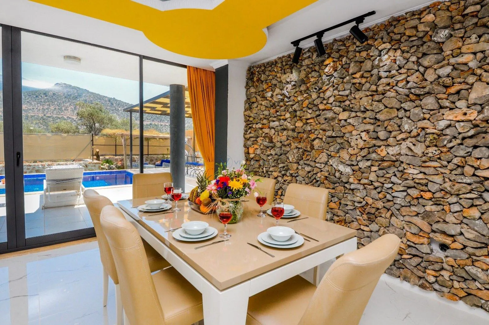 Villa Black Rose
