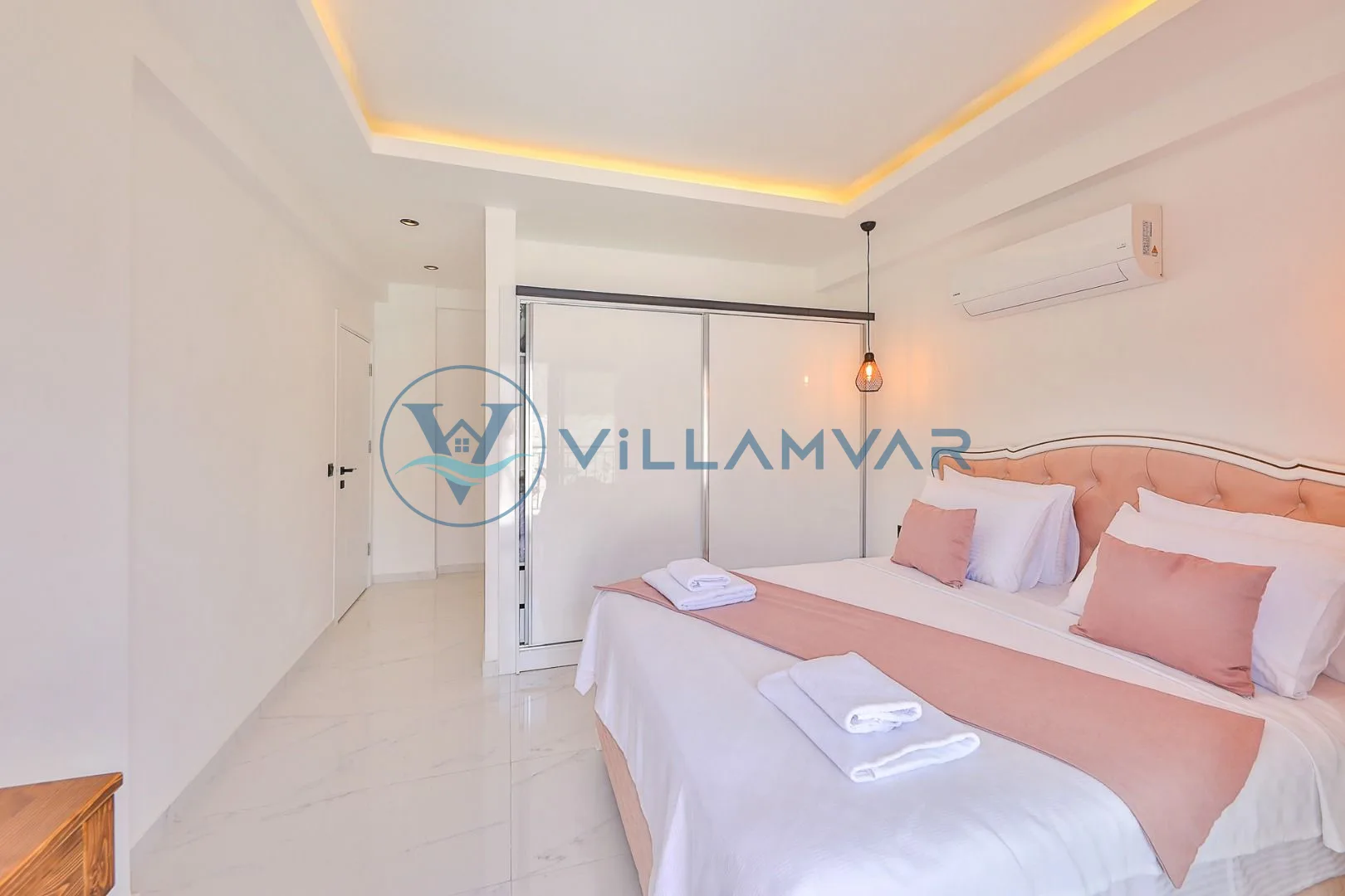 Villa Kaşlı 2 - Sürgülü gardıroplu çift kişilik yatak odası