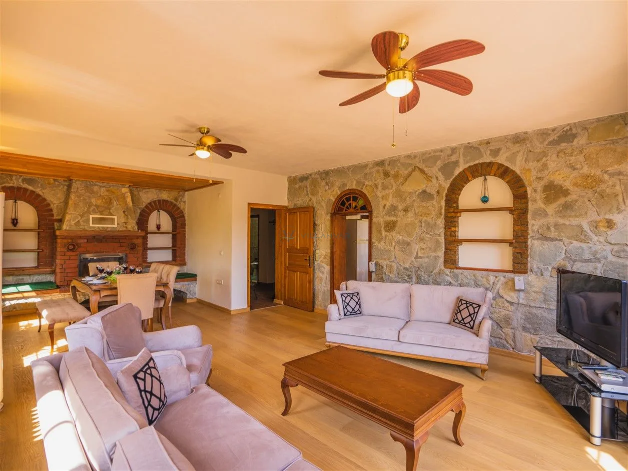 Villa Rock Home