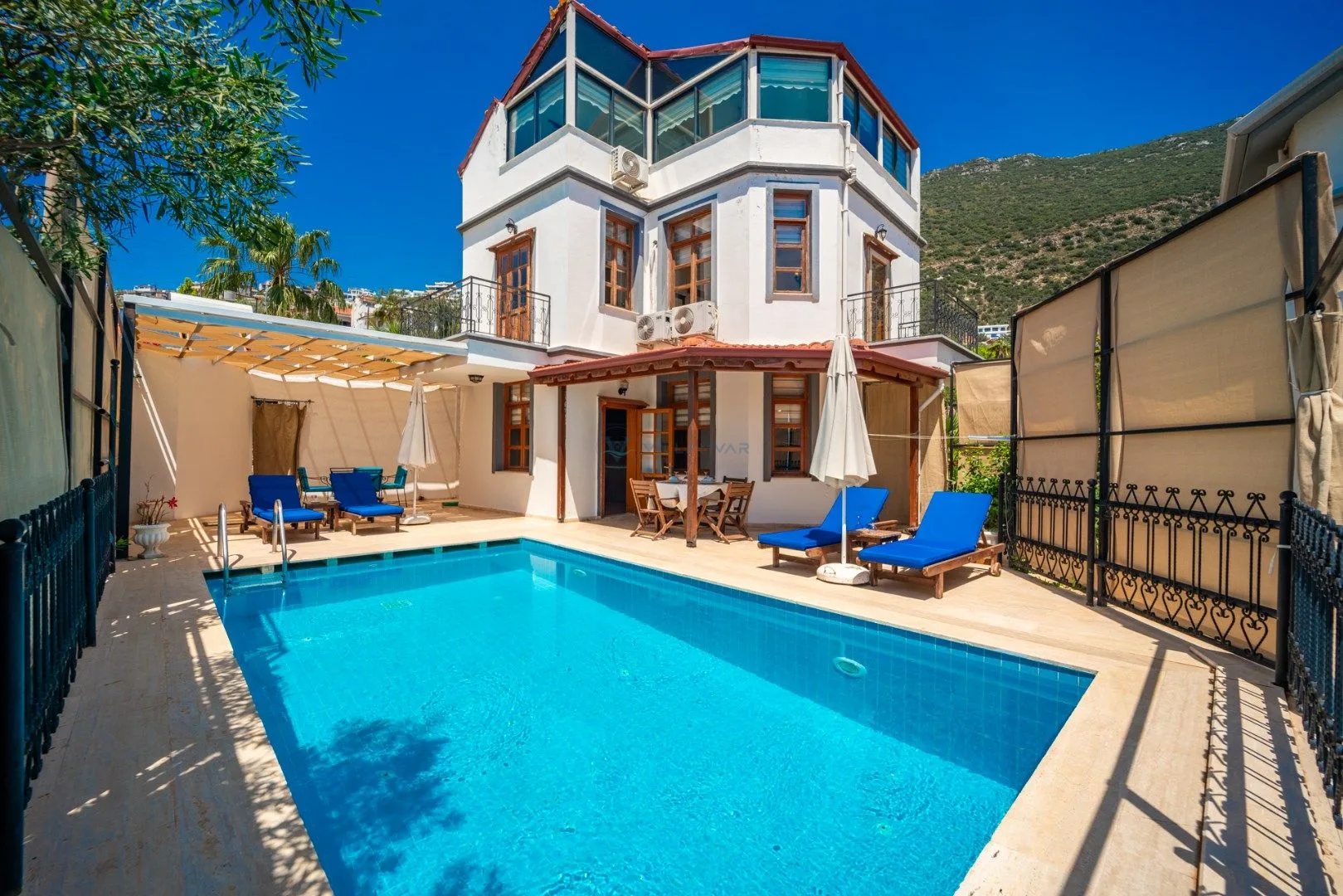 Hemrah Villa Swan