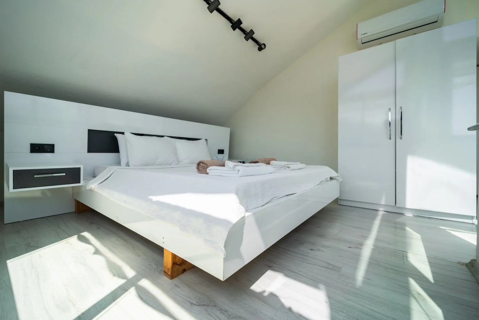 Hemrah Villa Swan