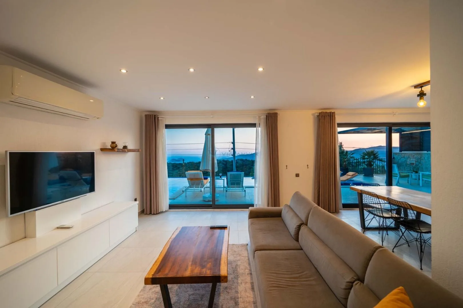 Villa Thera Seis