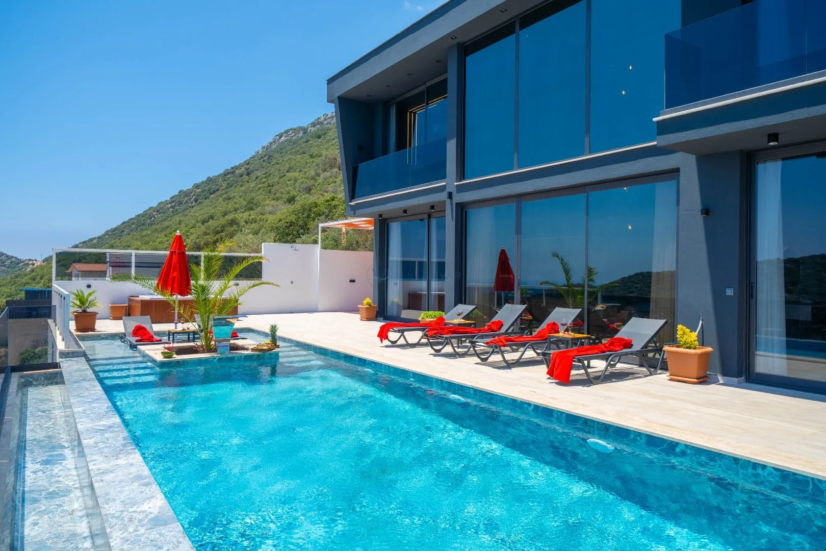 Villa Black Dark
